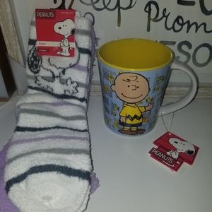 PEANUTS 2 PAIRS CREWS SOCKS 1 MUG